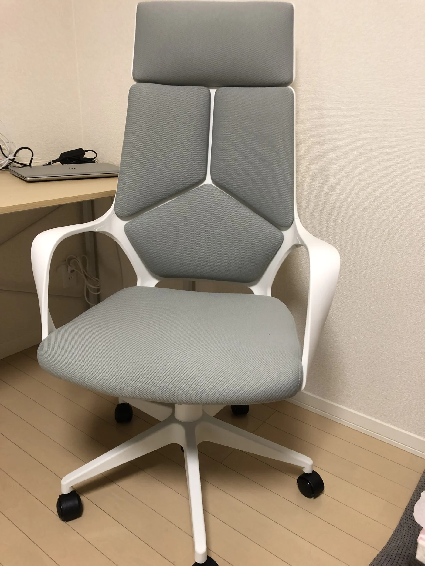 白いテレワーク椅子の画像
