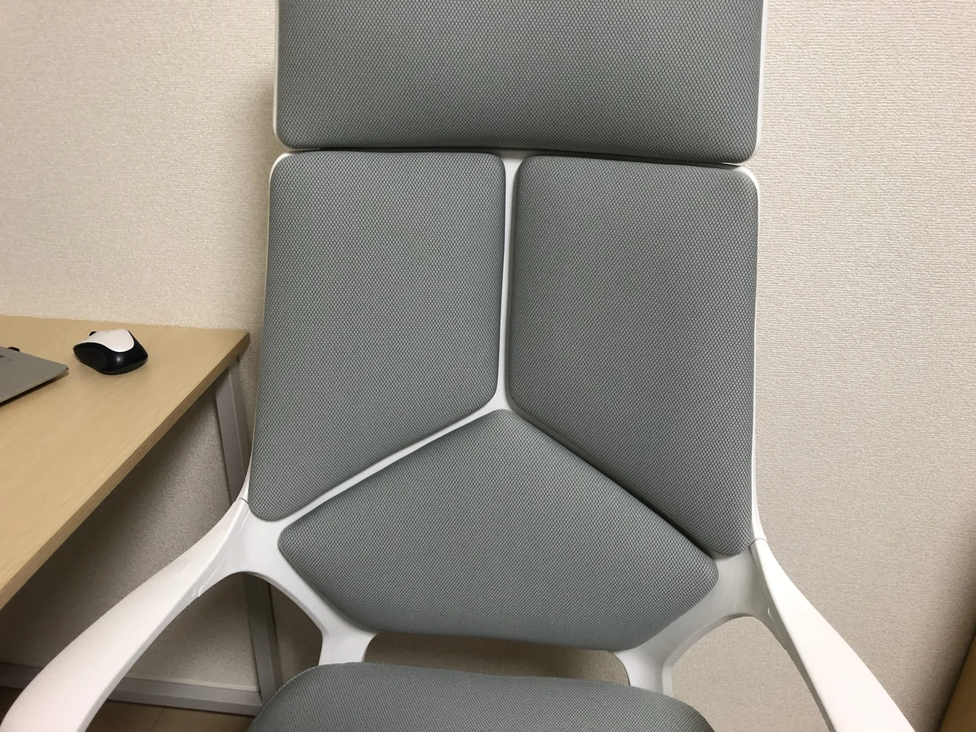 白いテレワーク椅子の画像