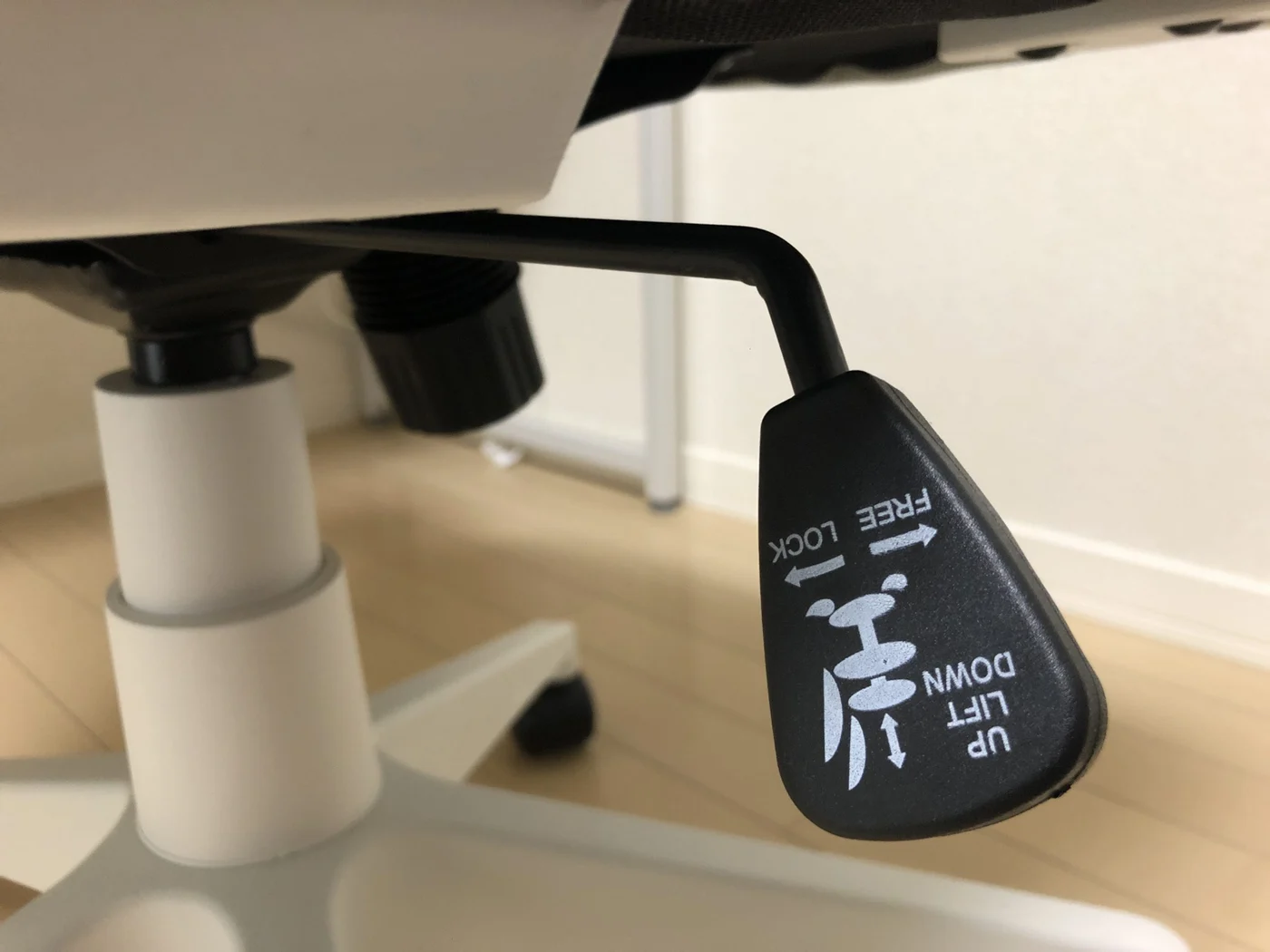 白いテレワーク椅子の画像